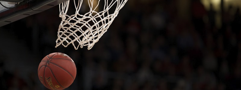 MK体育主视角直播画面 - 篮球比赛标准广播镜头与计分板