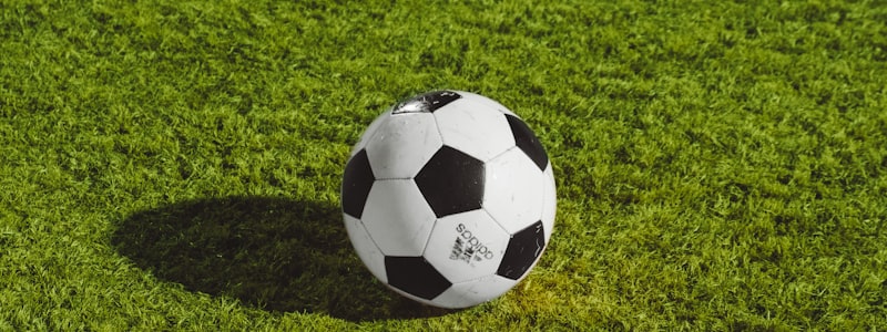 MK体育球星追踪视角特写 - 篮球运动员带球突破的近距离镜头